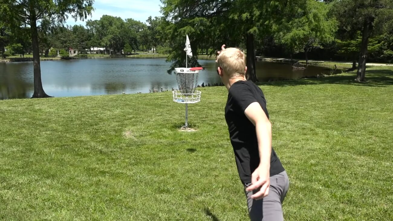 Man throwing a disc golf Putting Putter